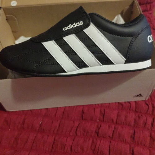 Adidas αθλητικά παπούτσια καινούργια, μέγεθος 36,5, μαύρο και άσπρο