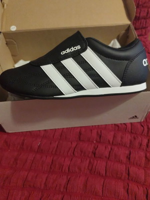 Adidas αθλητικά παπούτσια καινούργια, μέγεθος 36,5, μαύρο και άσπρο