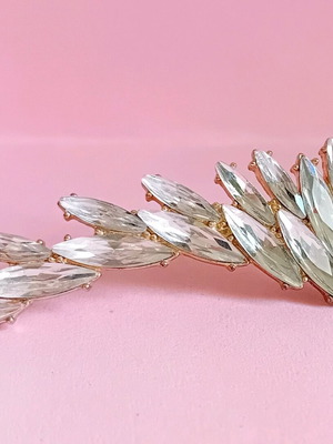 Shiny single earring used, can be worn as a brooch