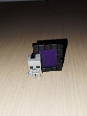 Minecraft Kinder Joy φιγούρα σκελετός με πύλη
