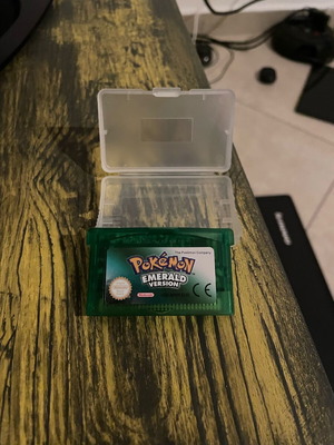 Pokémon Emerald Version for Game Boy Advance new in case