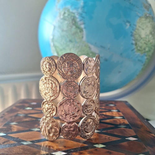 Gold bracelet carved like new