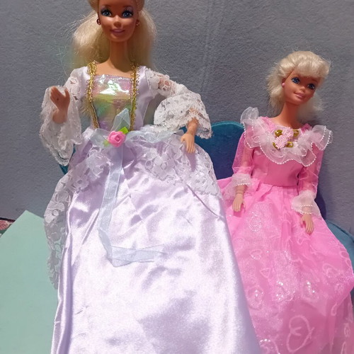 Barbies lot No7 vintage with dresses