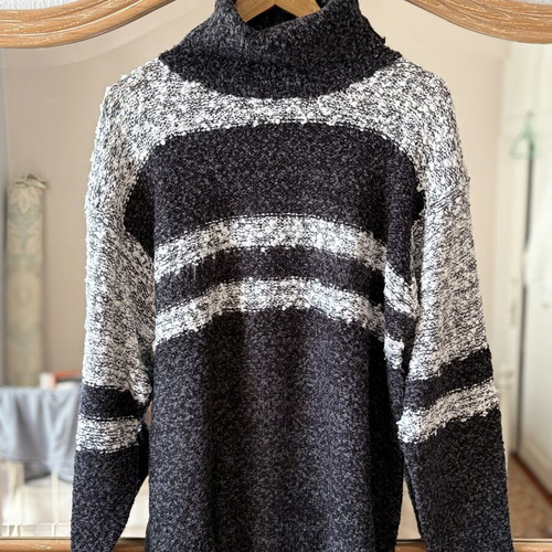 Pullover striped knit sweater like new, size XL, black and white