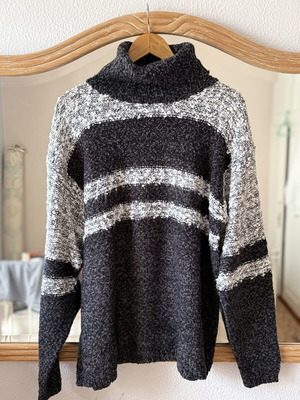 Pullover striped knit sweater like new, size XL, black and white