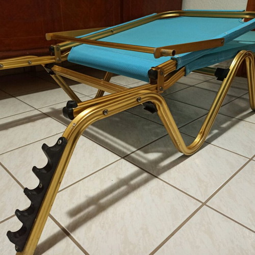 Professional beach lounger in blue like new