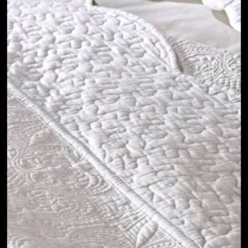 King size quilt cotton embossed design with two large pillowcases new
