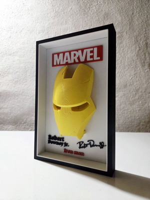 Marvel Iron Man μάσκα σε κορνίζα με το λογότυπο του Robert Downey Jr.