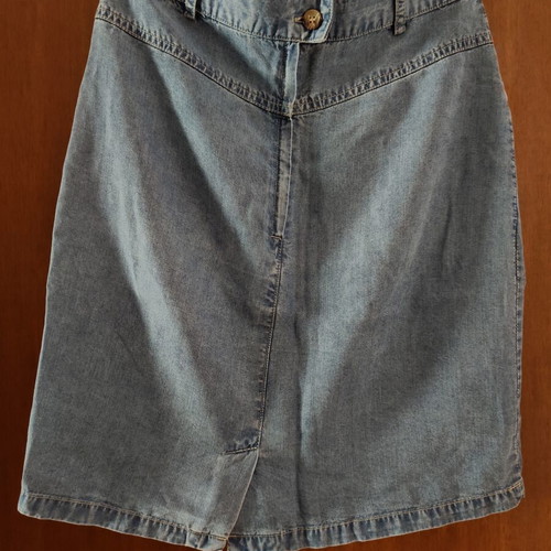 Fitted skirt knee-length size S like new with front pockets
