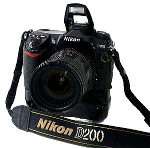 Φωτογραφική Μηχανή Nikon D200 & Φακός Nikon 18-200mm & Τροφοδοτικό Μπαταρίας Nikon