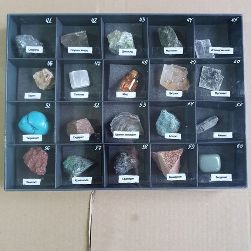 Minerals collection new, 140 pieces with all magazines