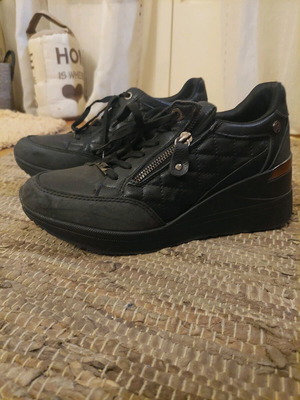 Sneakers γυναικεία Xti καπιτονέ με φερμουάρ και μεταλλικές λεπτομέρειες, σαν καινούργιο