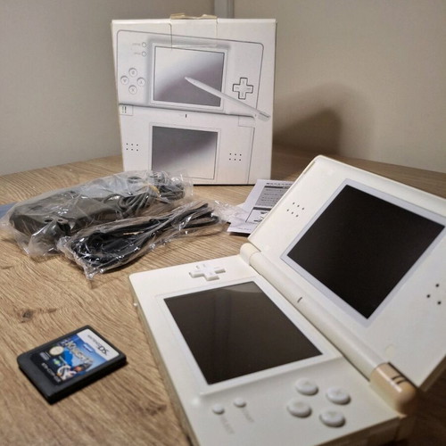 Nintendo DS Lite бял като нов с пълна кутия