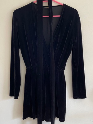 Μαύρη βελούδινη κοντή φόρμα αφόρετη, one size S/M με ζώνη