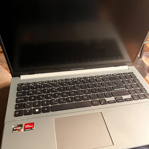 Asus Vivobook Go 15 laptop like new, AMD Ryzen 5 7000 series, Radeon graphics