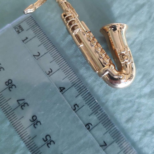 Vintage tie pin/brooch 1992 with gold saxophone like new