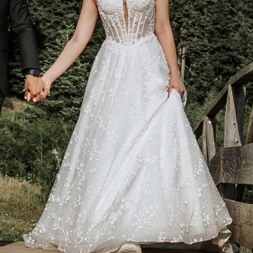 Wedding dress from atelier Constantino with sleeves and veil