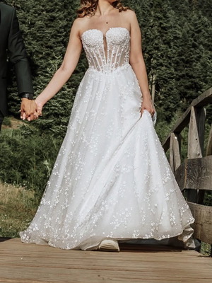 Wedding dress from atelier Constantino with sleeves and veil