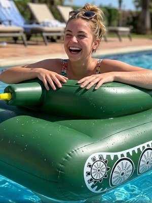 Inflatable beach tank with built-in water gun, new