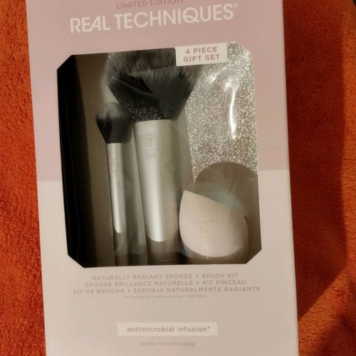 Real Techniques Gift Set Makeup Brushes new