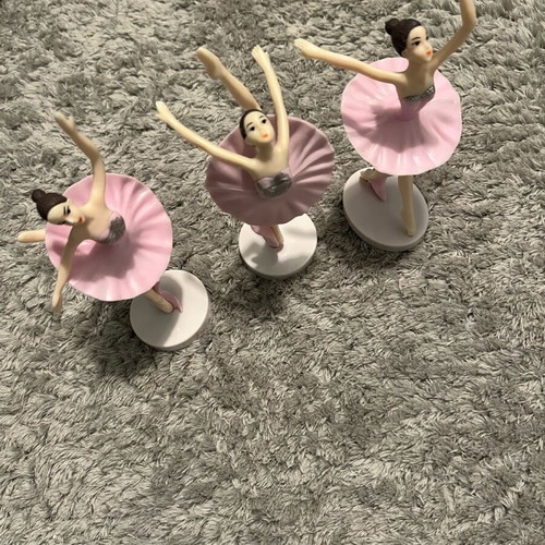 Plastic ballerinas set of 3 like new