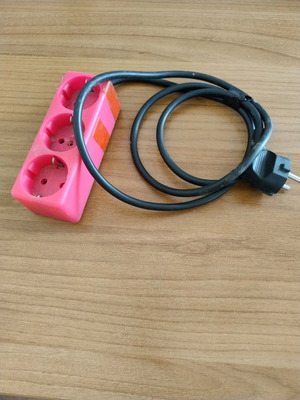 Power strip with 1.4m cable and 3 sockets used