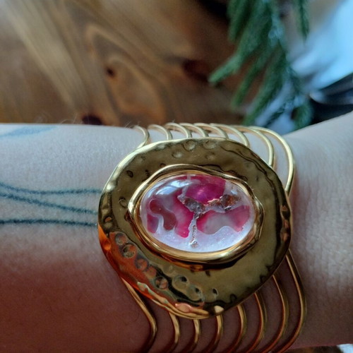 Gold bracelet with pink stainless steel, new