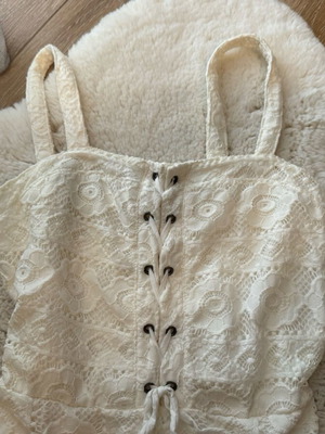White dress with embroidery Aeropostale size M like new, short