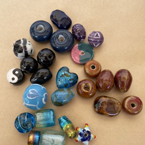 Pack of glass and ceramic beads, various sizes and shapes