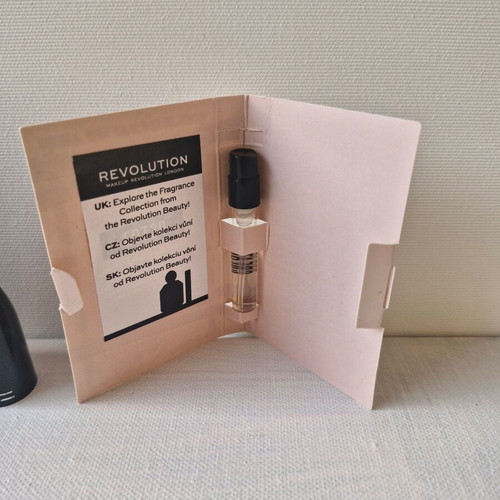 Mac lipsticks and perfume sample like new, set of 2