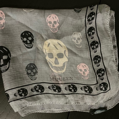 Alexander McQueen silk scarf like new, grey skull design