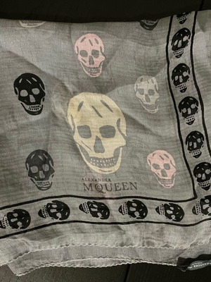 Alexander McQueen silk scarf like new, grey skull design