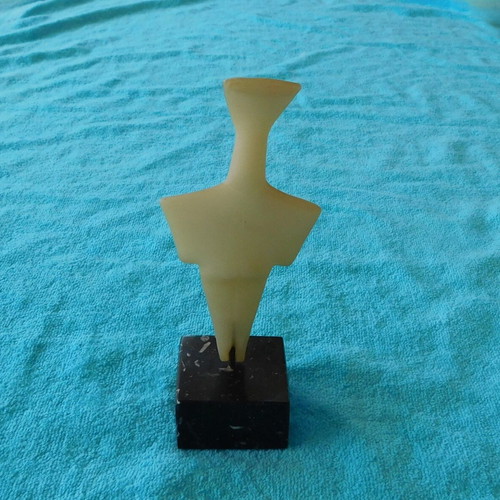 Cycladic figurine replica with marble base, resin