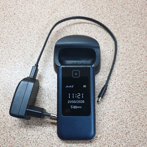Powerte mobile phone used for seniors with large letters and charging dock