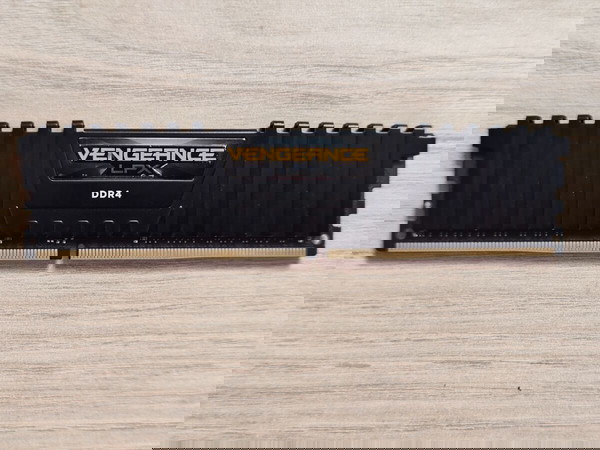 Πωλείται η μνήμη DDR4 Corsair Vengeance LPX 8gb 3200 Mhz