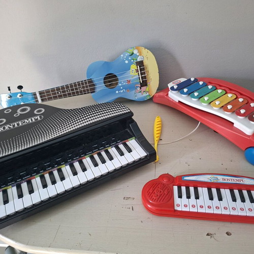 Musical children's instruments used, red one not working well