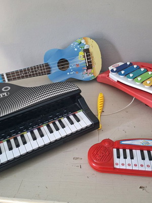 Musical children's instruments used, red one not working well