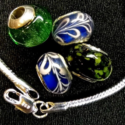 Silver 925 bracelet like new with 4 charms, 20 cm length