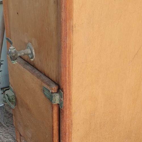 Vintage ice cooler used, needs restoration