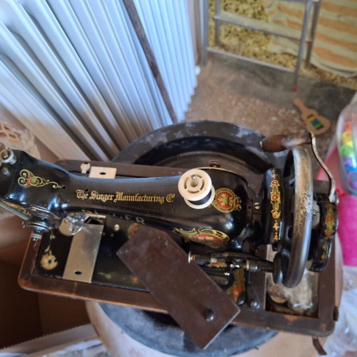 Singer sewing machine like new, functional