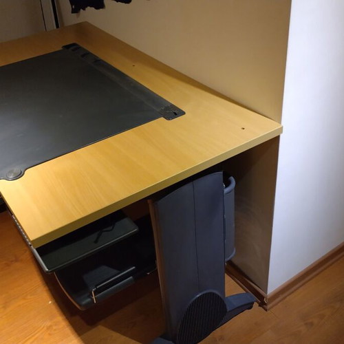 Computer desk like new with sliding keyboard tray and shelf