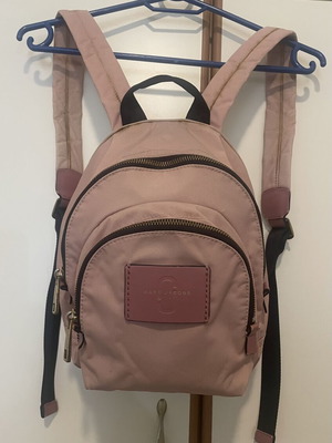 Marc Jacobs μικρό σακίδιο πλάτης σε απαλό ροζ με μαύρες λεπτομέρειες, 26 x 20 εκ.