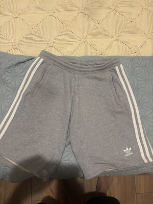 Adidas сиви къси панталони размер Medium като нови