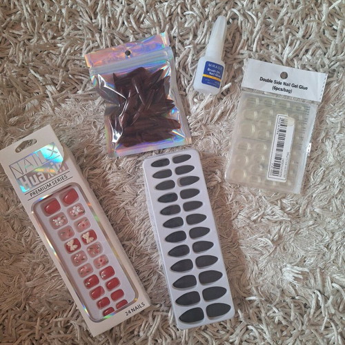 Fake nails and nail glues used