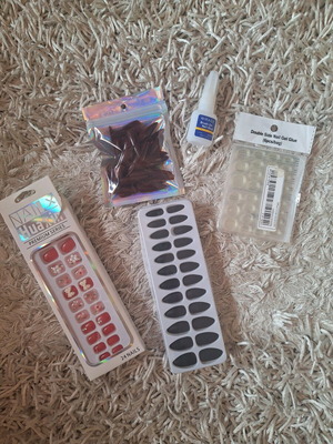 Fake nails and nail glues used