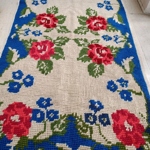 Embroidered Metered Rug like new, 1.60 by 90