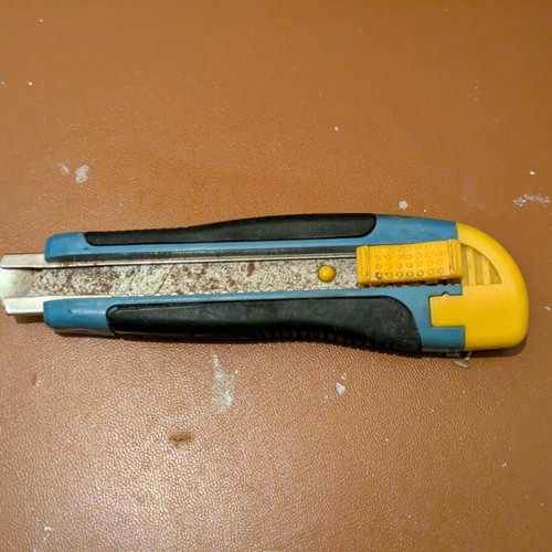 Utility knife used with rusted blade