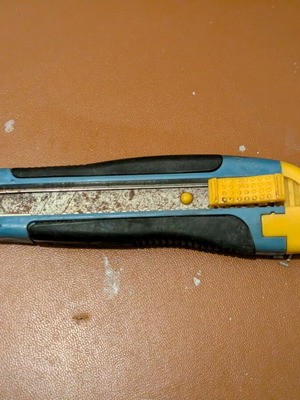 Utility knife used with rusted blade