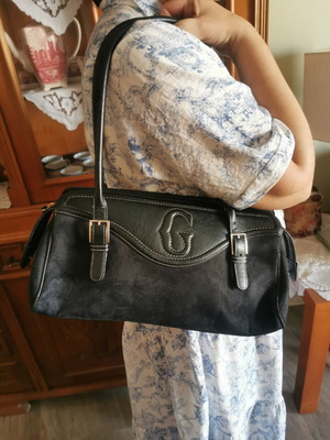 Leather shoulder bag with suede and metal details like new