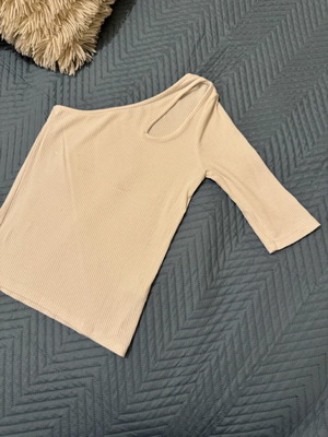 Stradivarius blouse with one shoulder like new, white and beige